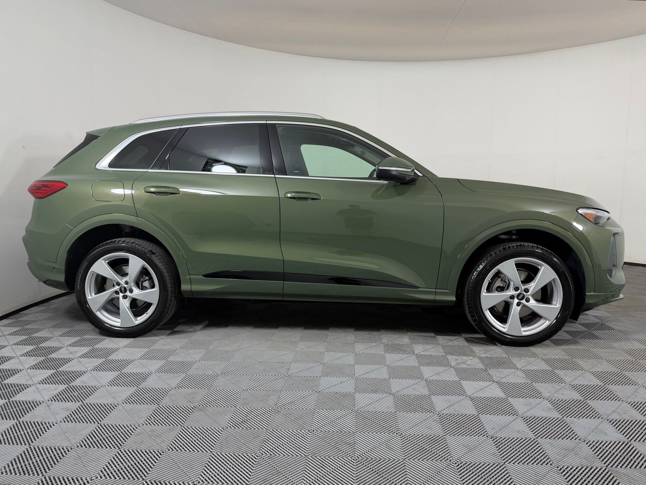 Used 2025 Audi Q5 Premium Plus w/ Premium Plus AWD/4WD image 8