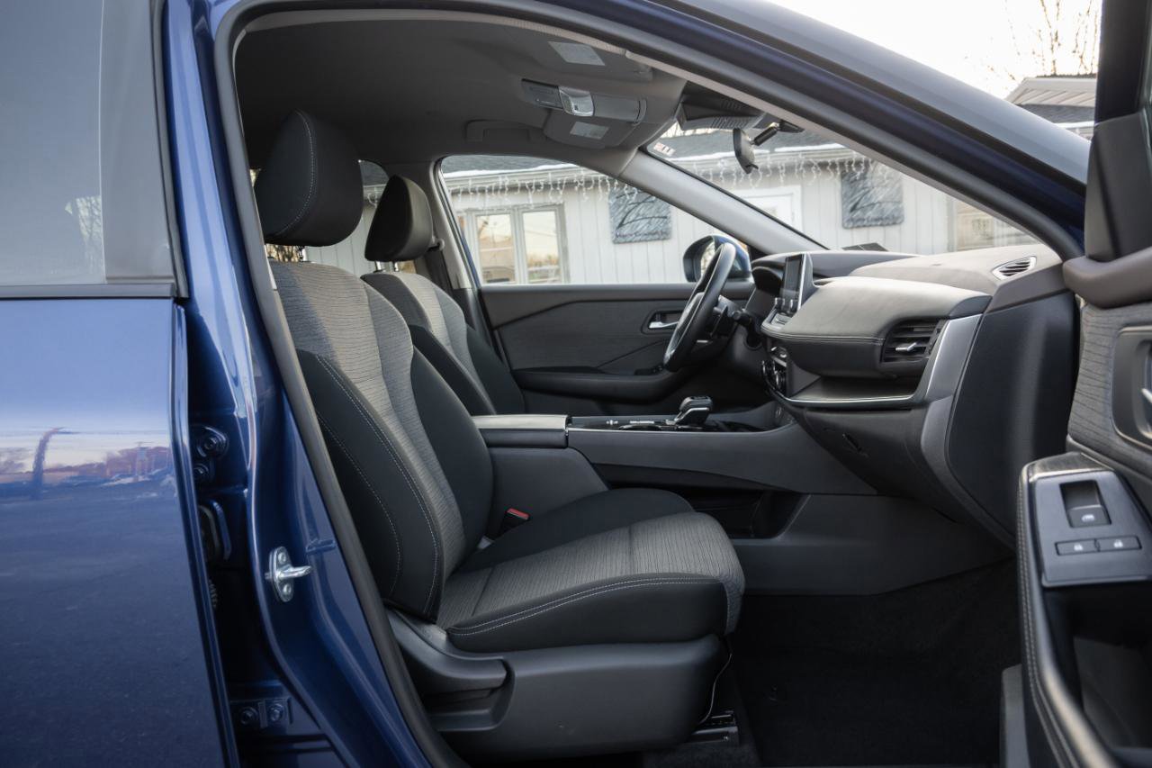 Used 2023 Nissan Rogue SV FWD image 30