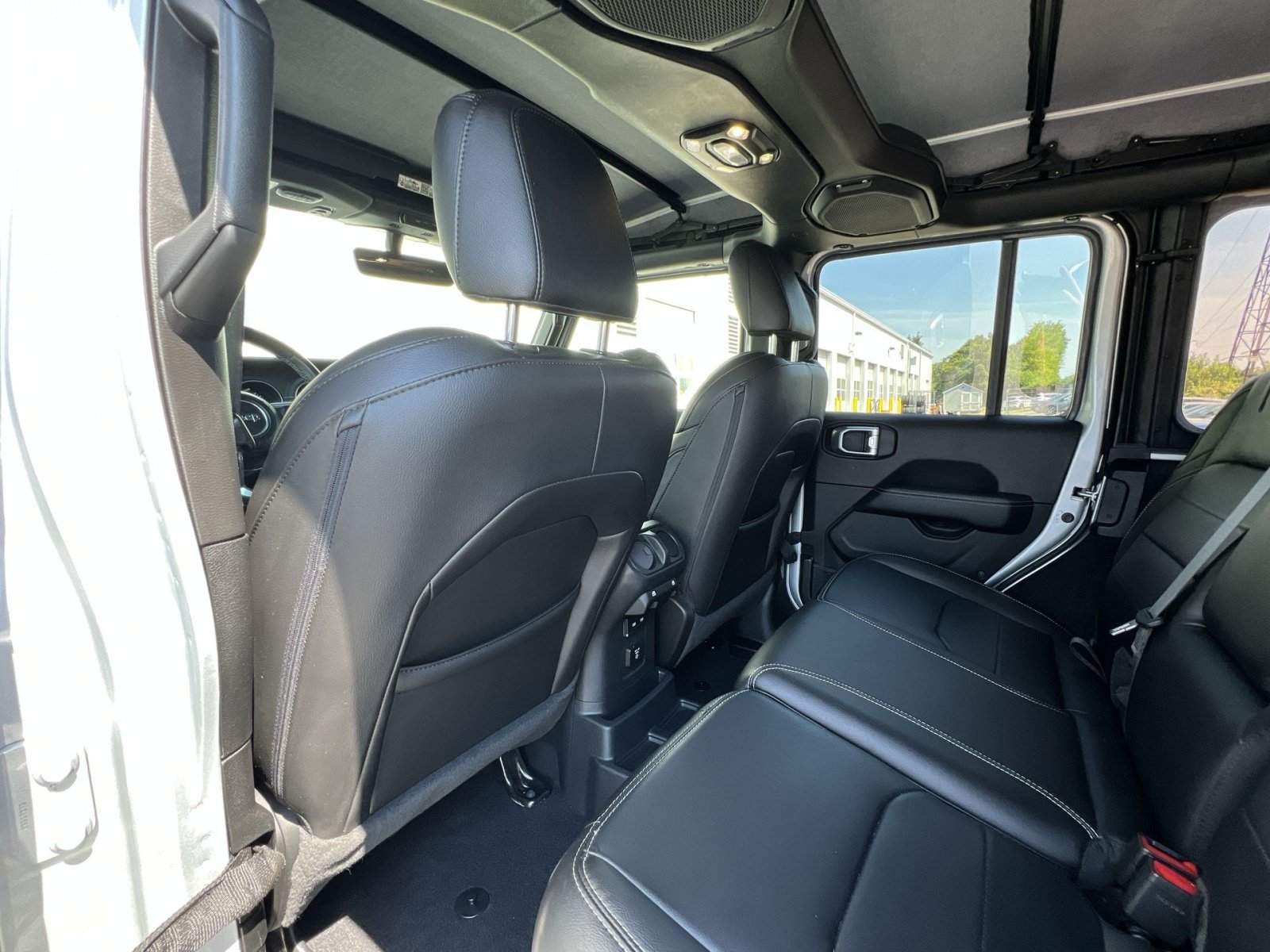 Used 2023 Jeep Wrangler Unlimited Sahara w/ Cold Weather Group AWD/4WD image 23