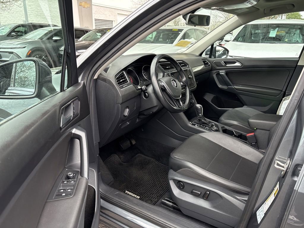 Used 2018 Volkswagen Tiguan SE w/ Panoramic Sunroof Package image 16