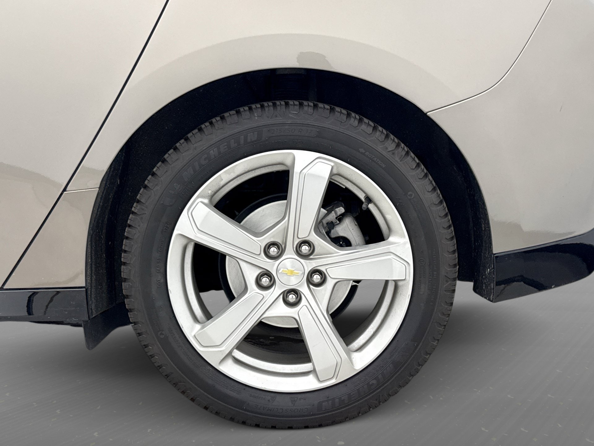 Used 2017 Chevrolet Volt LT w/ Comfort Package FWD image 13