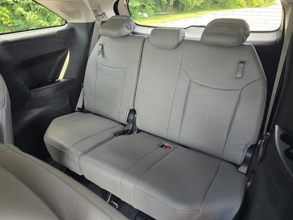 Used 2025 Toyota Sienna XLE w/ XLE Plus Package FWD image 12