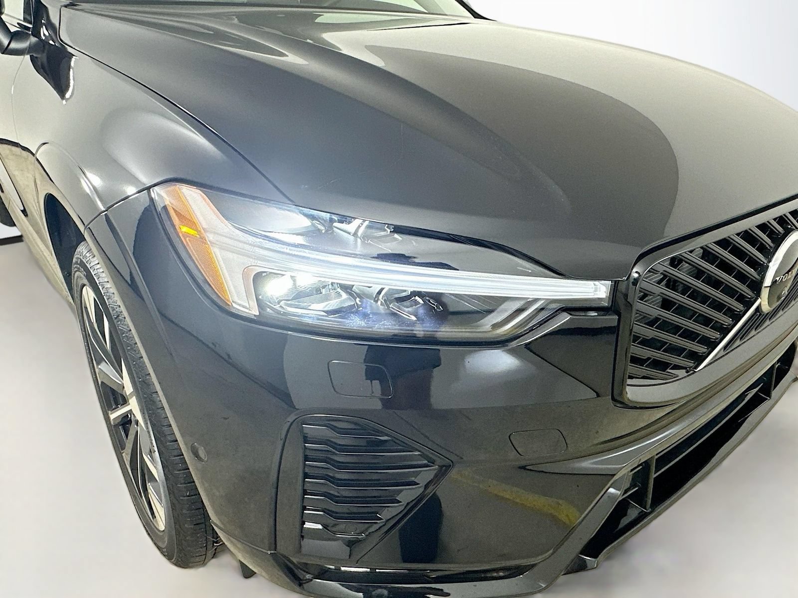 New 2026 Volvo XC60 B5 Plus w/ Protection Package Premier AWD/4WD image 9