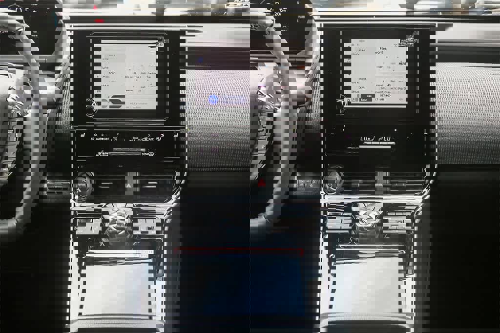 Used 2025 Subaru Solterra Premium image 13