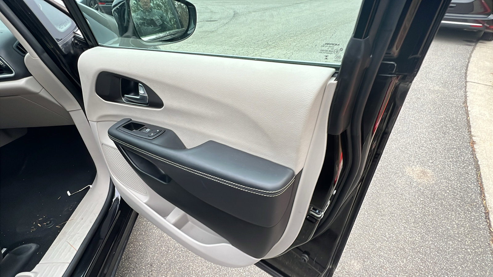 Used 2024 Chrysler Pacifica Touring-L image 18