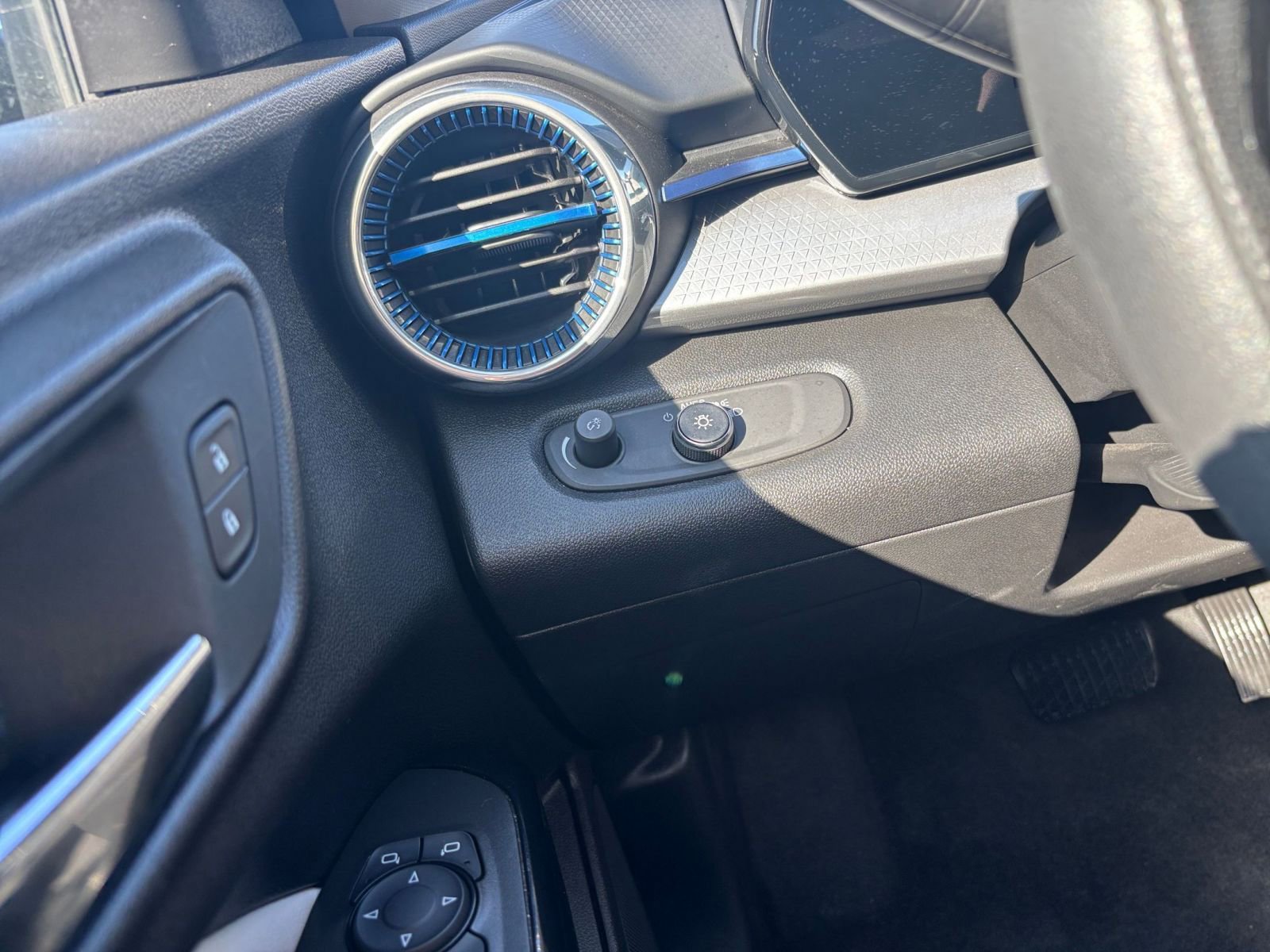 Used 2025 Chevrolet Trax LT FWD image 33