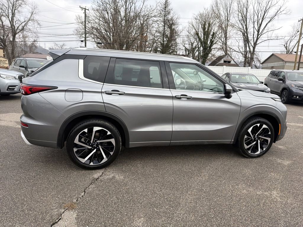 Used 2023 Mitsubishi Outlander SEL image 3