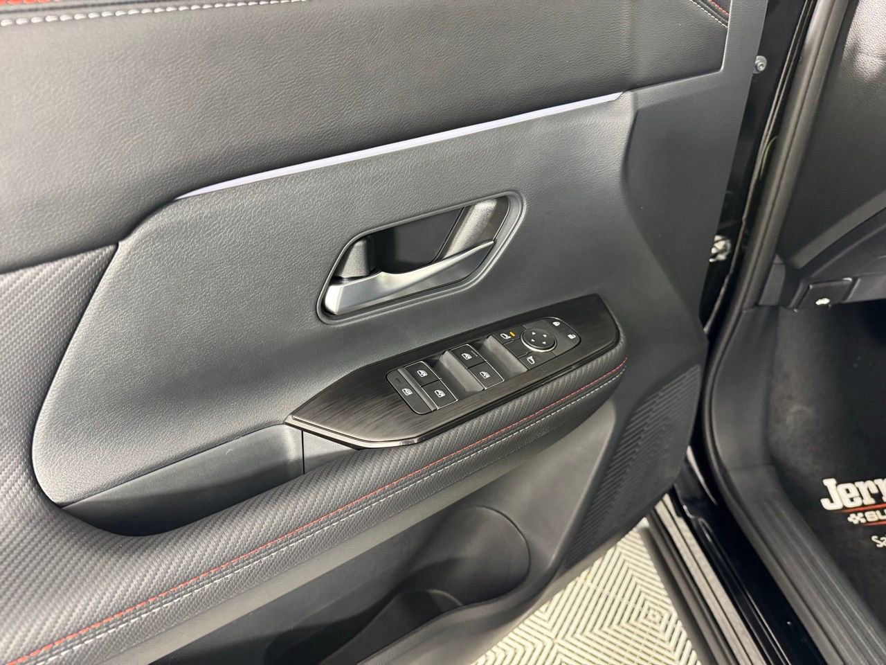 Used 2025 Nissan Kicks SR FWD image 13