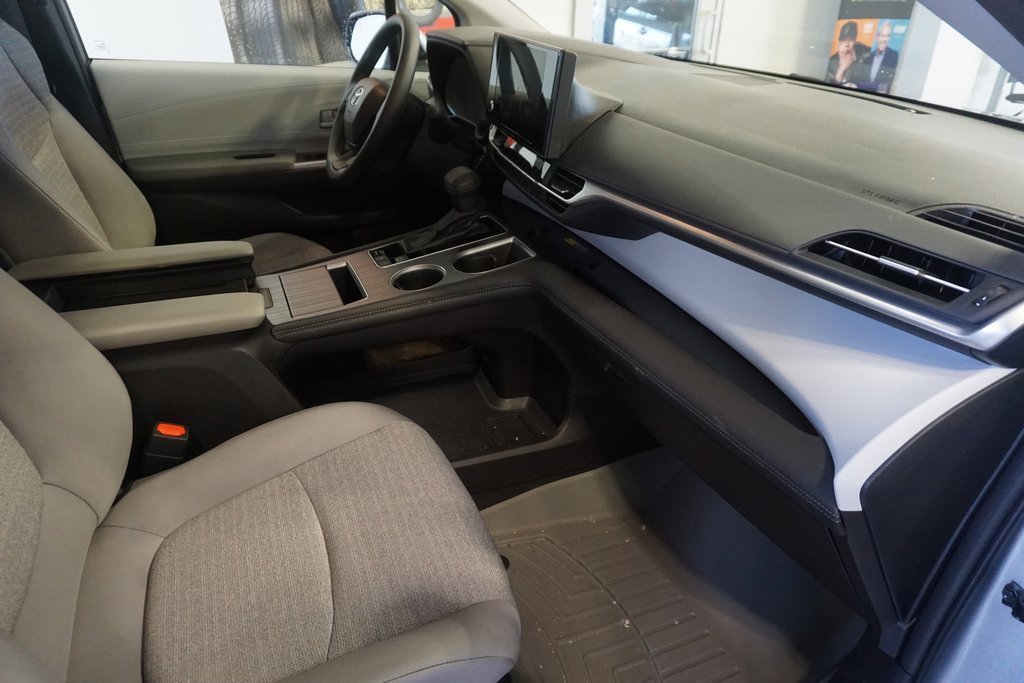 Used 2025 Toyota Sienna LE image 21