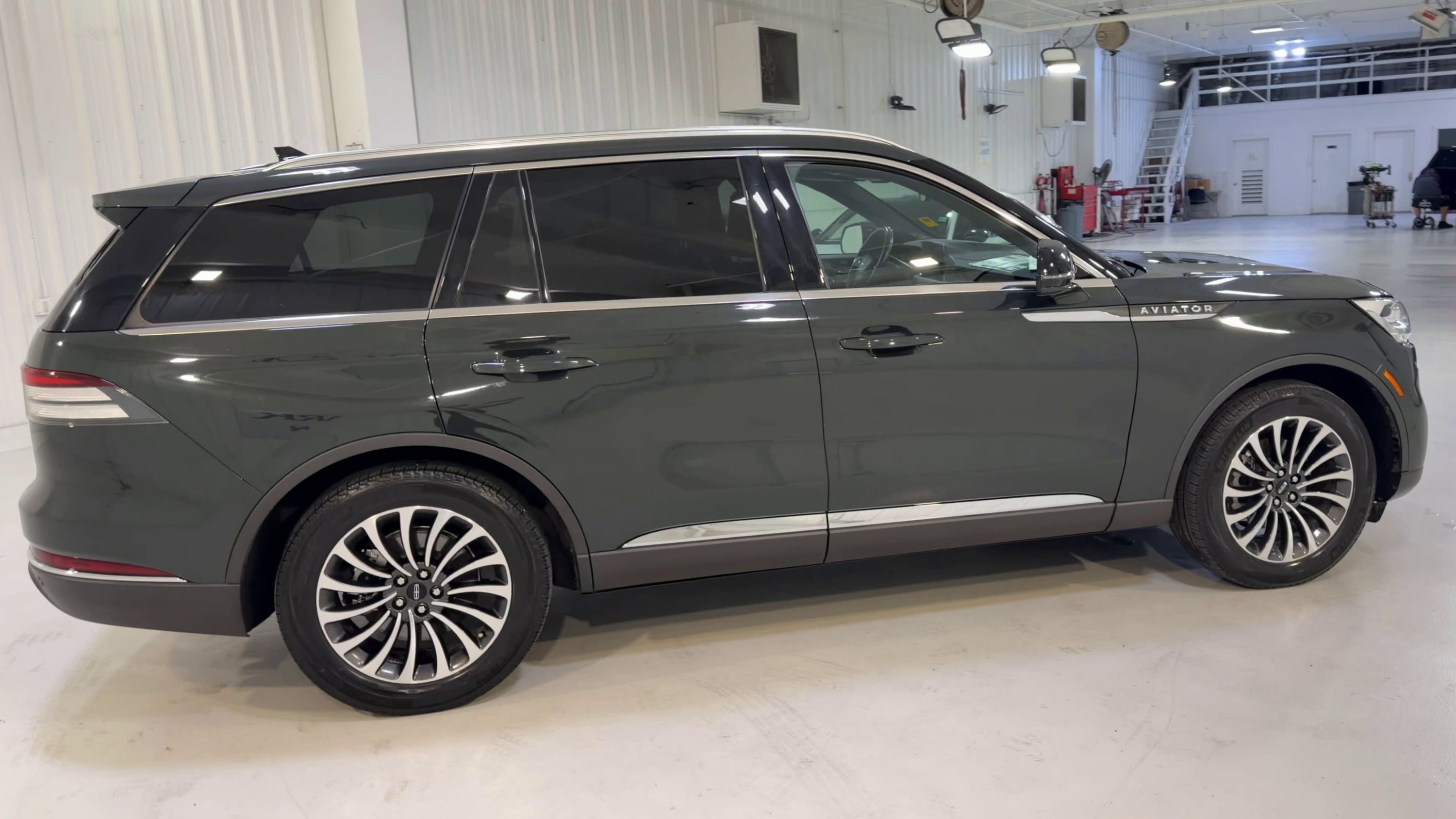 Used 2023 Lincoln Aviator Reserve w/ Equipment Group 201A RWD image 2