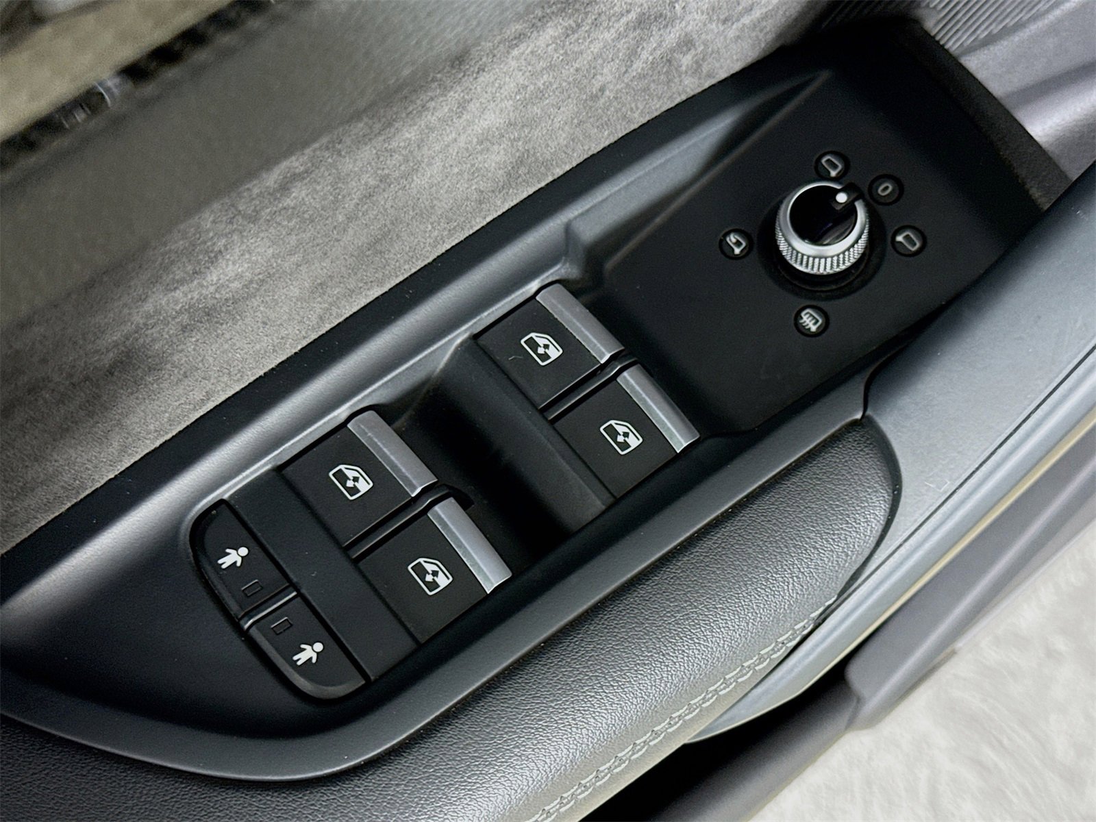 Used 2020 Audi SQ5 Premium Plus w/ Premium Plus Package image 18