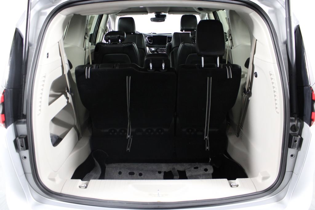 Used 2024 Chrysler Pacifica Touring-L image 15