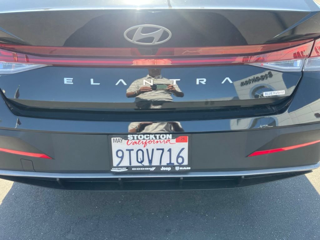 Used 2025 Hyundai Elantra Hybrid FWD image 12
