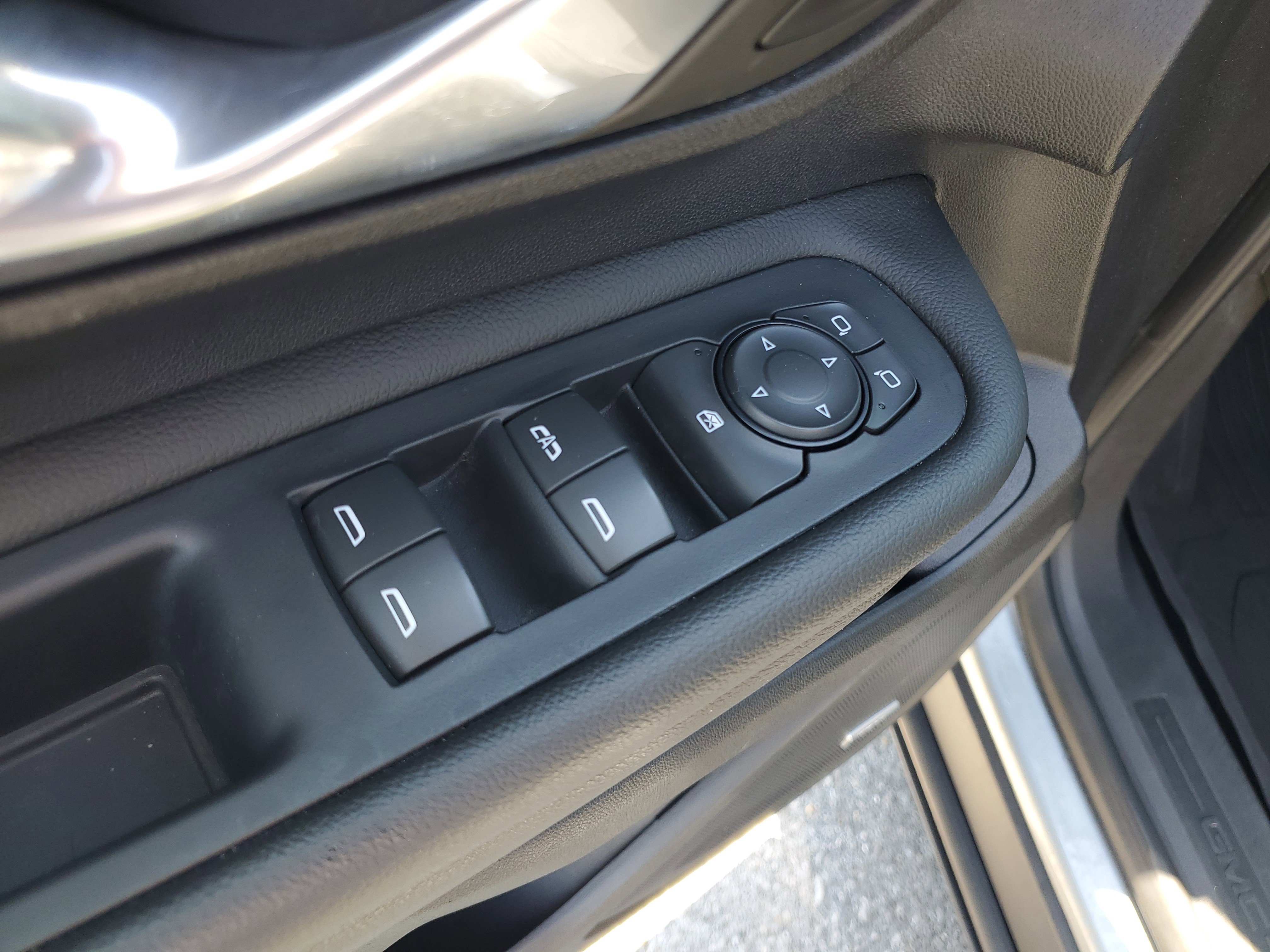 Used 2023 GMC Terrain SLT w/ Infotainment Package II FWD image 16