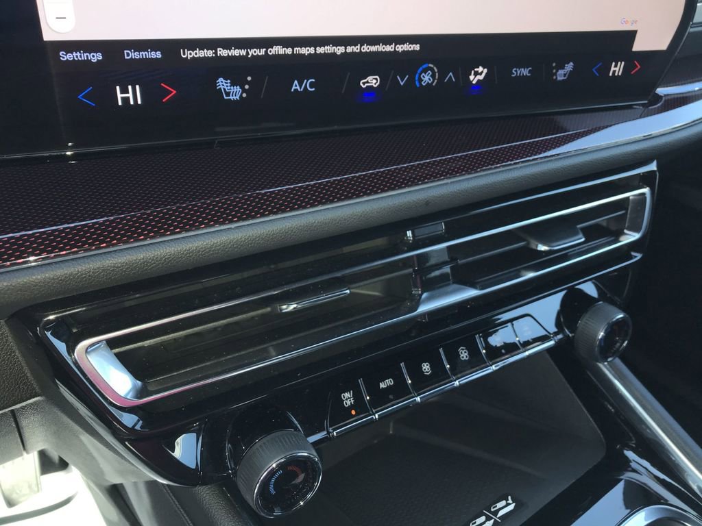 Used 2025 Chevrolet Traverse Z71 image 19