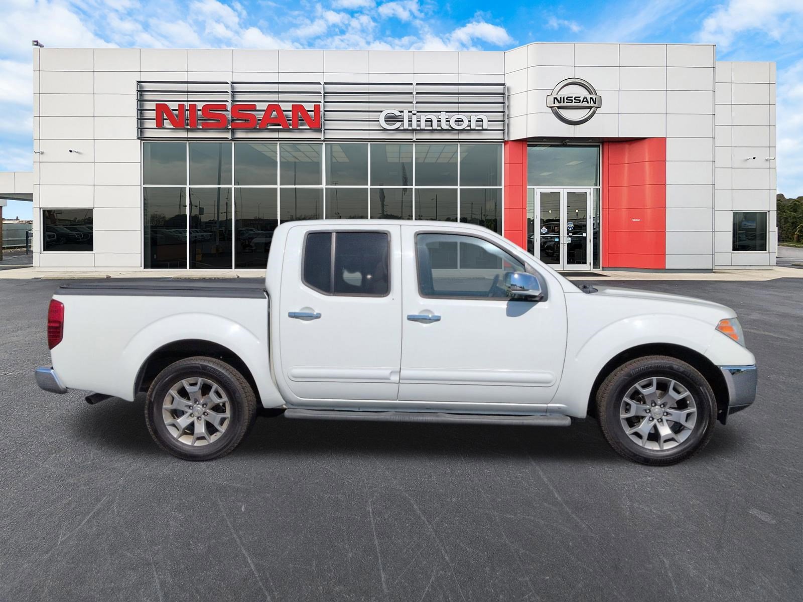 Used 2019 Nissan Frontier SL image 2