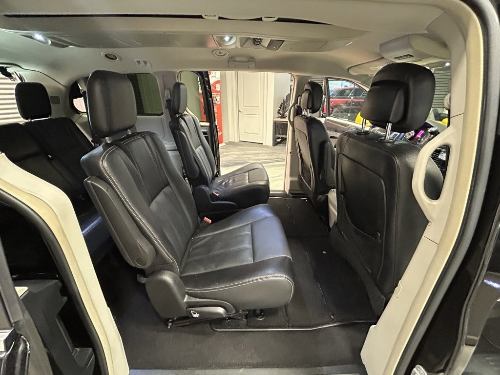 Used 2015 Chrysler Town & Country Touring image 41