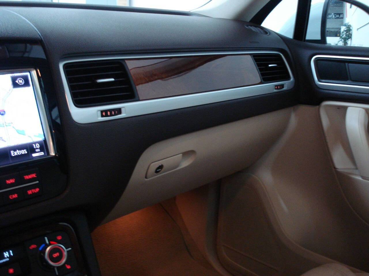 Used 2013 Volkswagen Touareg Sport image 27