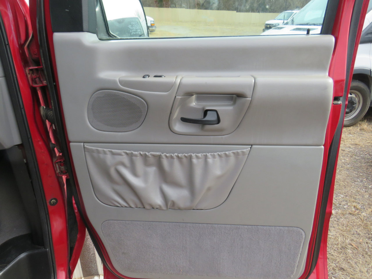 Used 1999 Ford E-150 and Econoline 150 Wagon RWD image 17