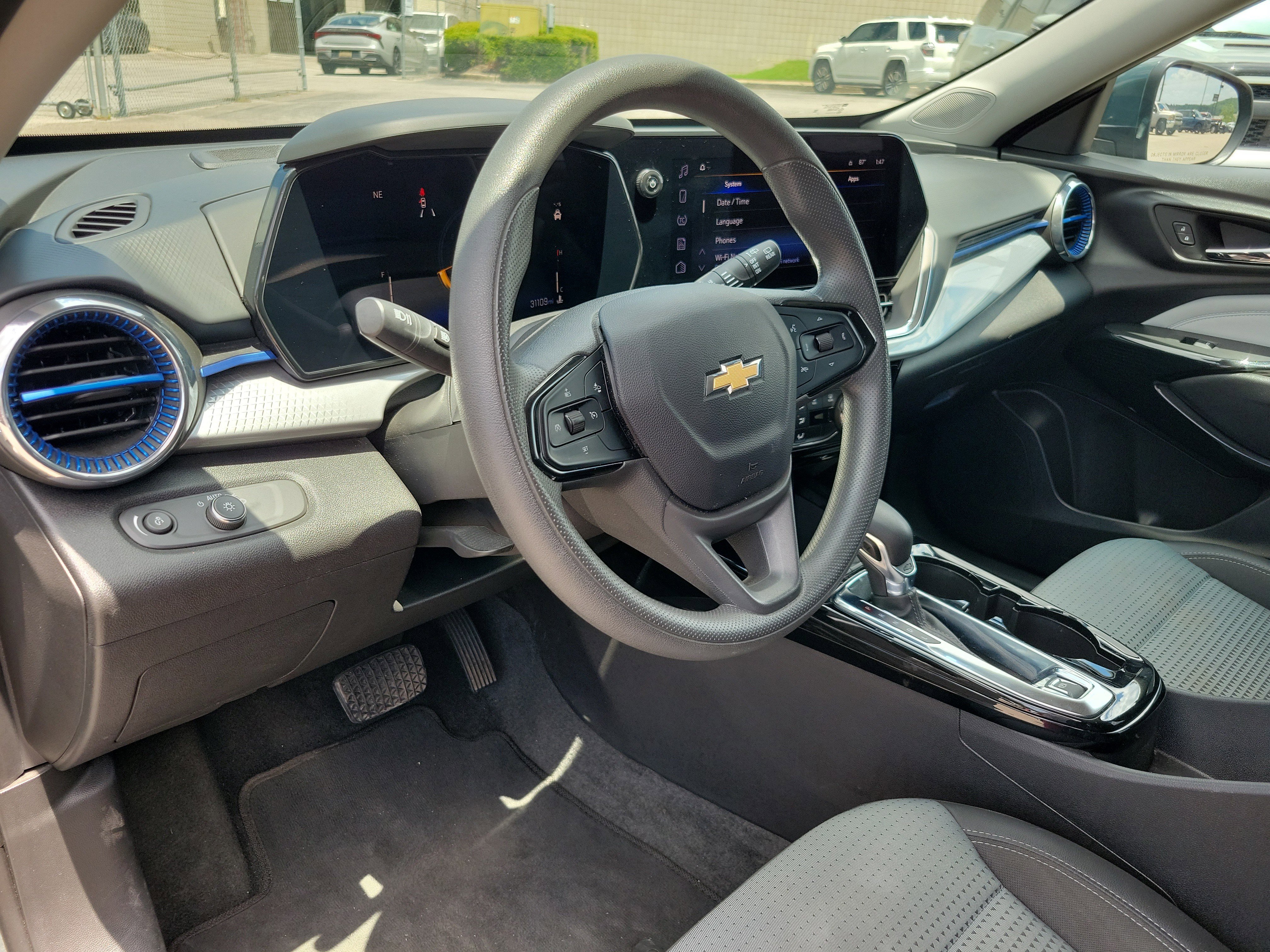 Used 2025 Chevrolet Trax LT FWD image 3