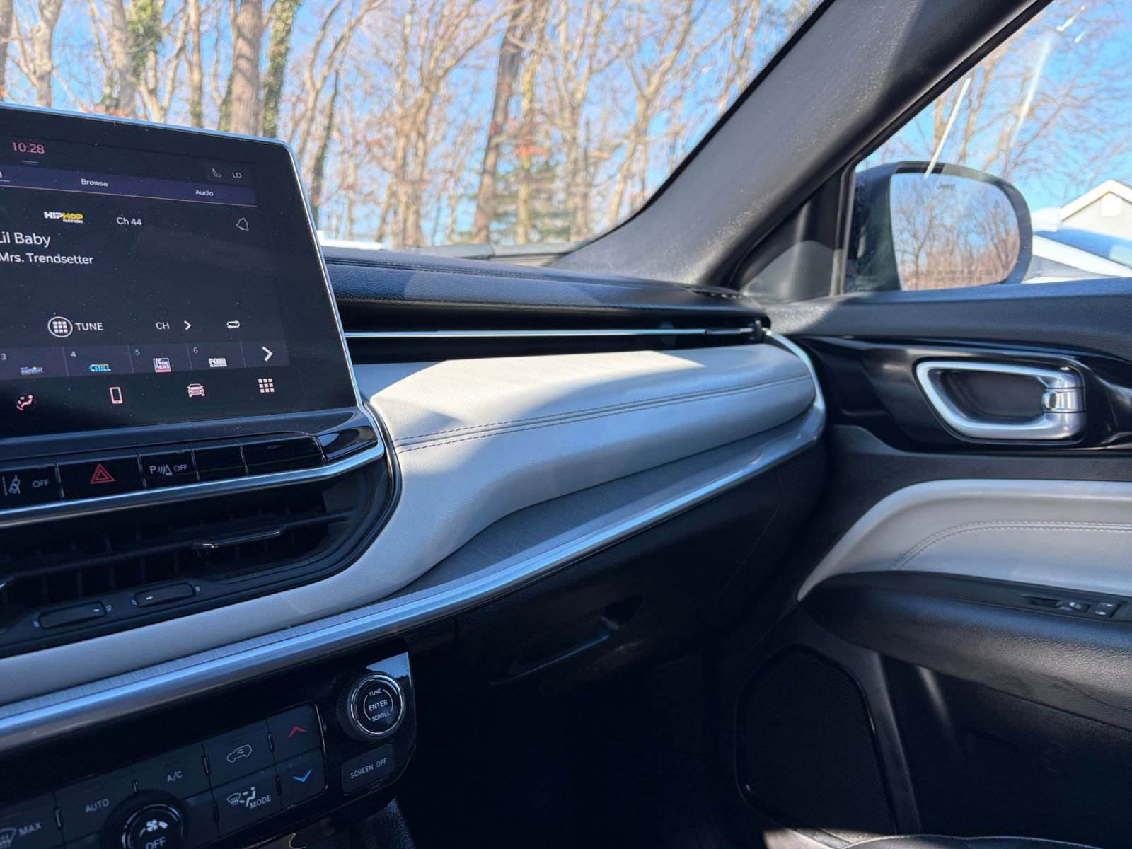 Used 2025 Jeep Compass Limited image 36