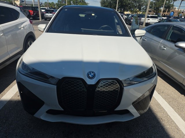 Used 2024 BMW iX xDrive50 w/ Premium Package AWD/4WD image 7
