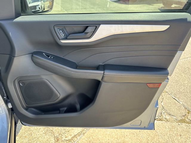 Used 2022 Ford Escape SE w/ SE Sport Appearance Package FWD image 17