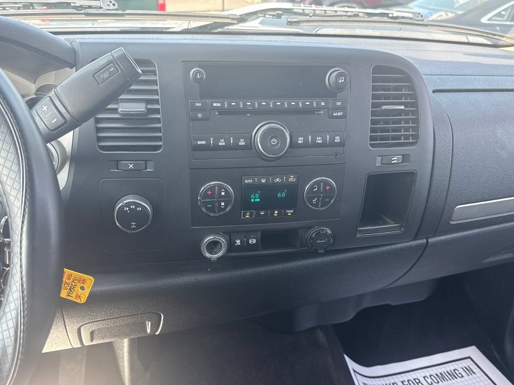 Used 2011 Chevrolet Silverado 2500 LT w/ Interior Plus Package AWD/4WD image 18