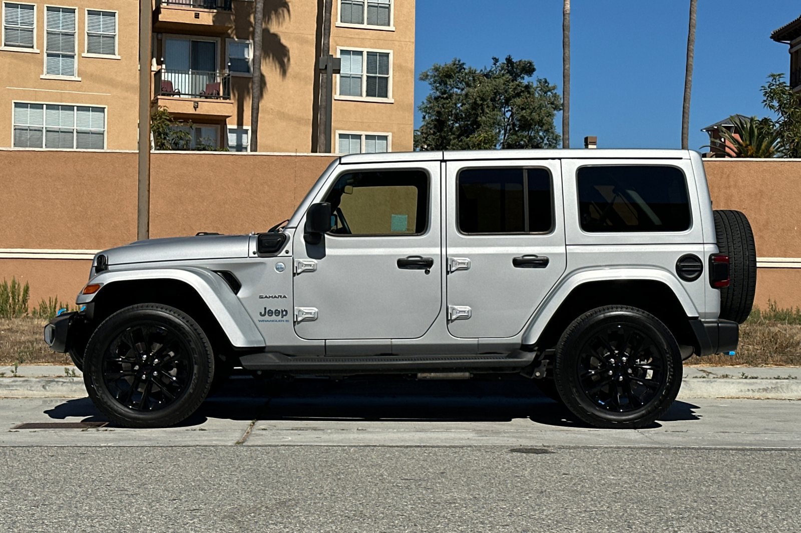 Used 2023 Jeep Wrangler Unlimited Sahara w/ Cold Weather Group AWD/4WD image 7