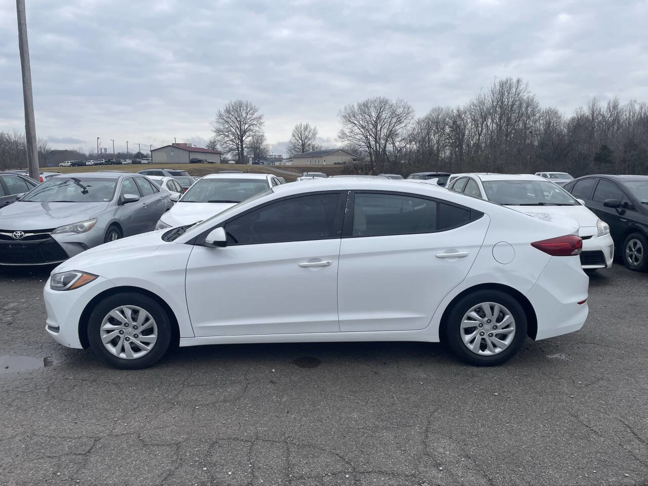 Used 2017 Hyundai Elantra SE image 3