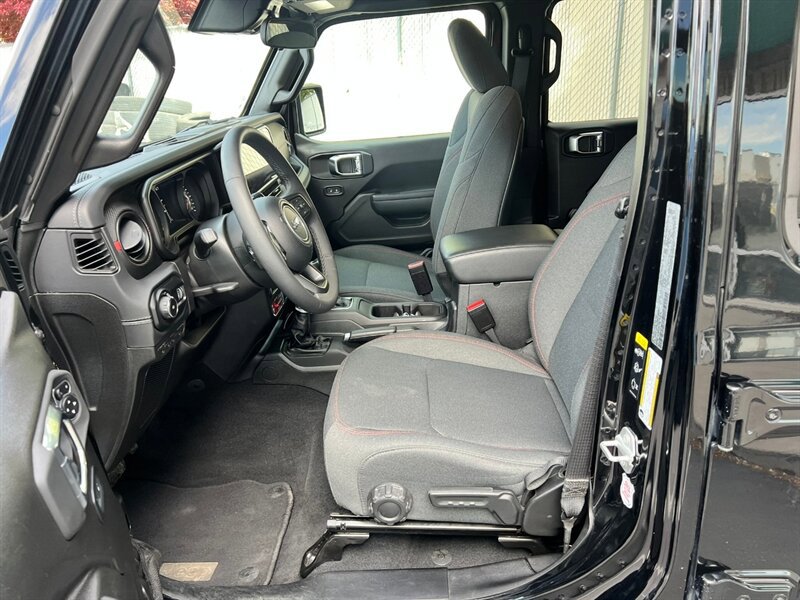 Used 2025 Jeep Wrangler Unlimited Rubicon AWD/4WD image 16
