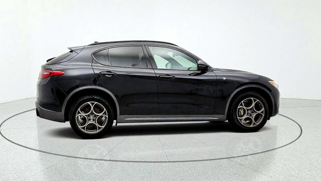 Used 2023 Alfa Romeo Stelvio Ti AWD/4WD image 4