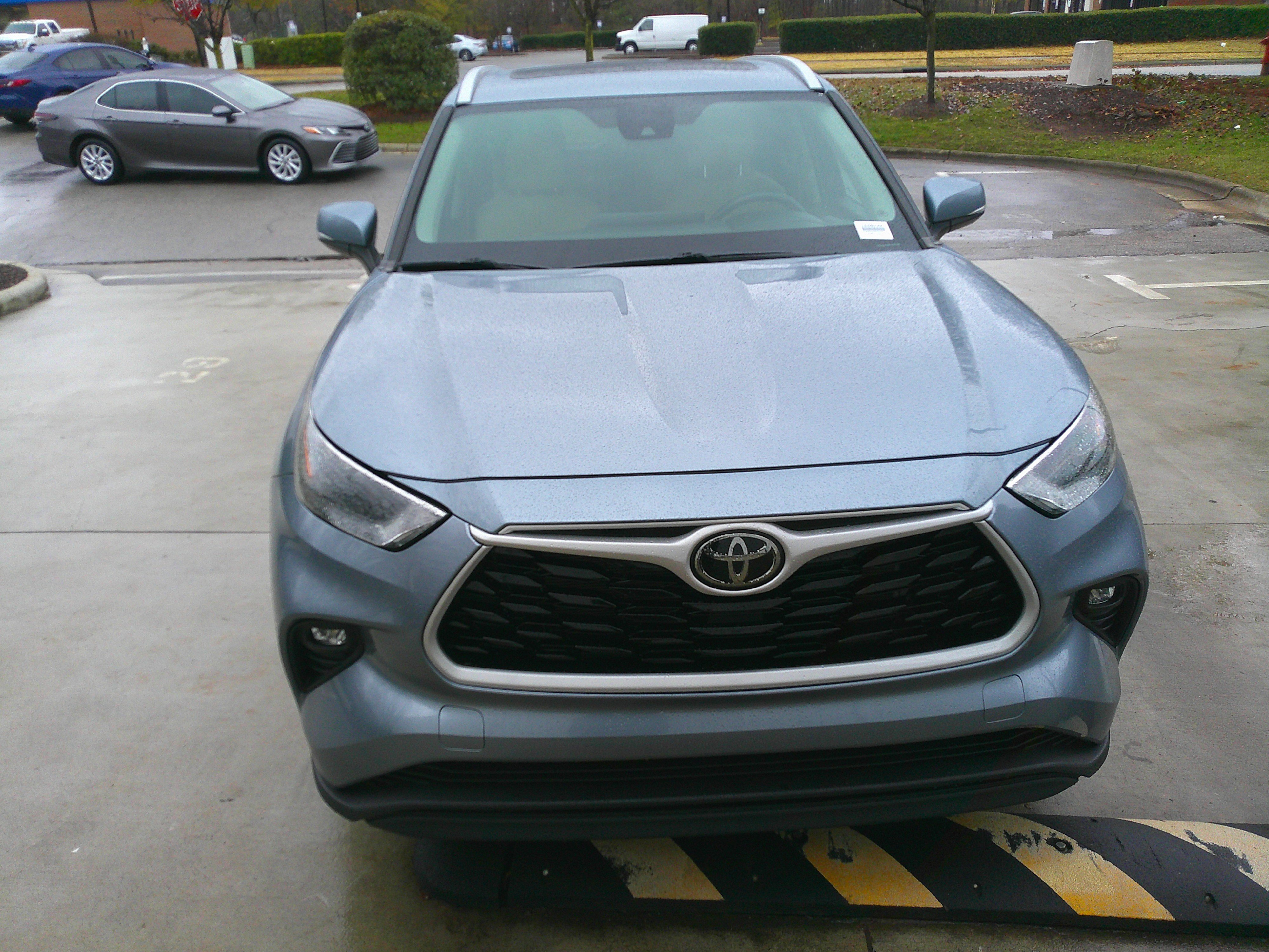 Used 2024 Toyota Highlander XLE image 3