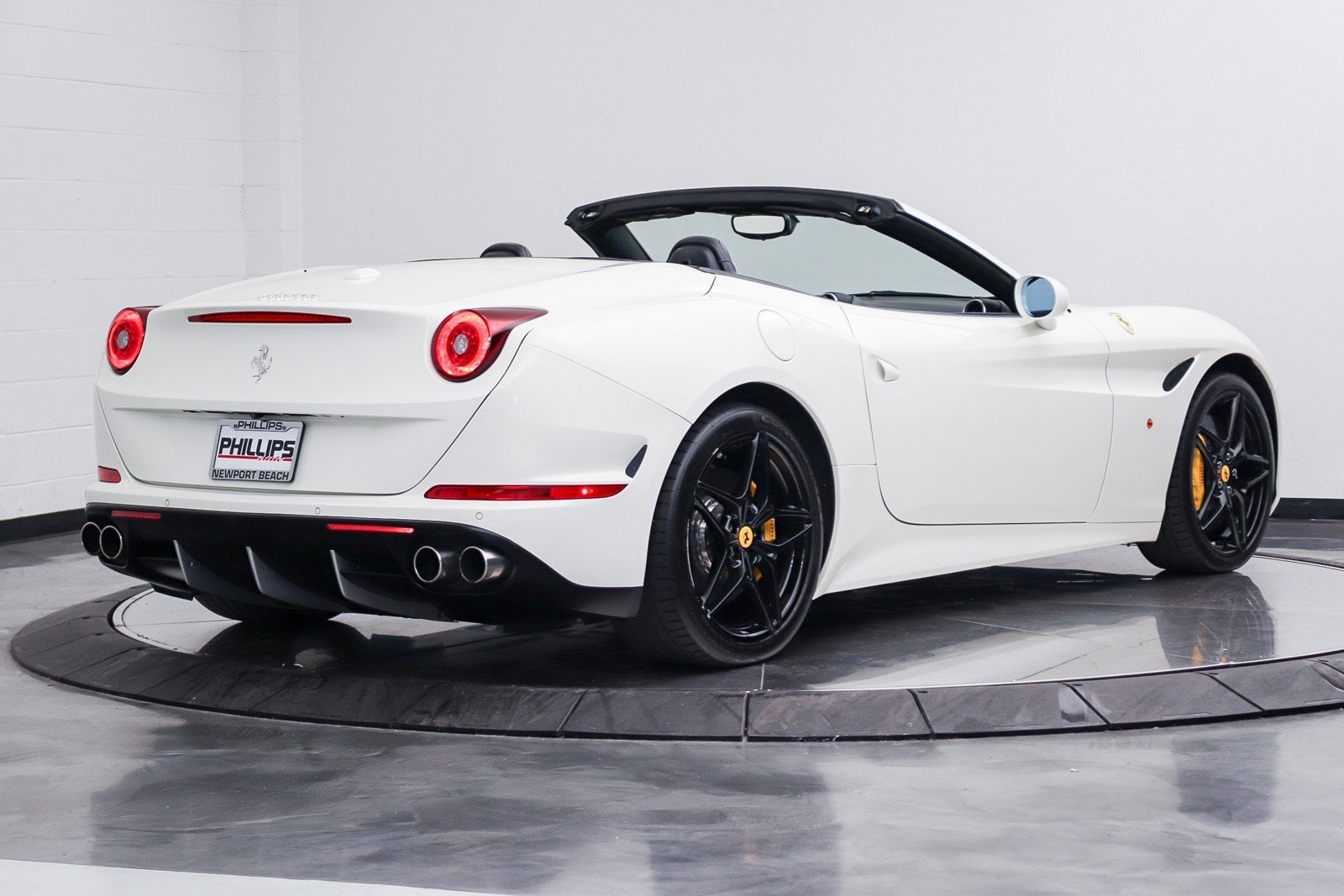 Used 2017 Ferrari California T RWD image 13