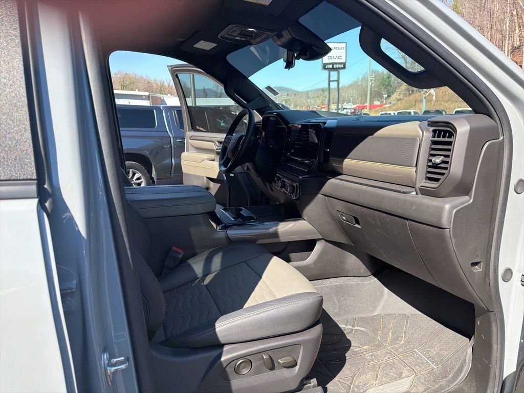 Used 2024 Chevrolet Silverado 2500 ZR2 w/ Technology Package image 12