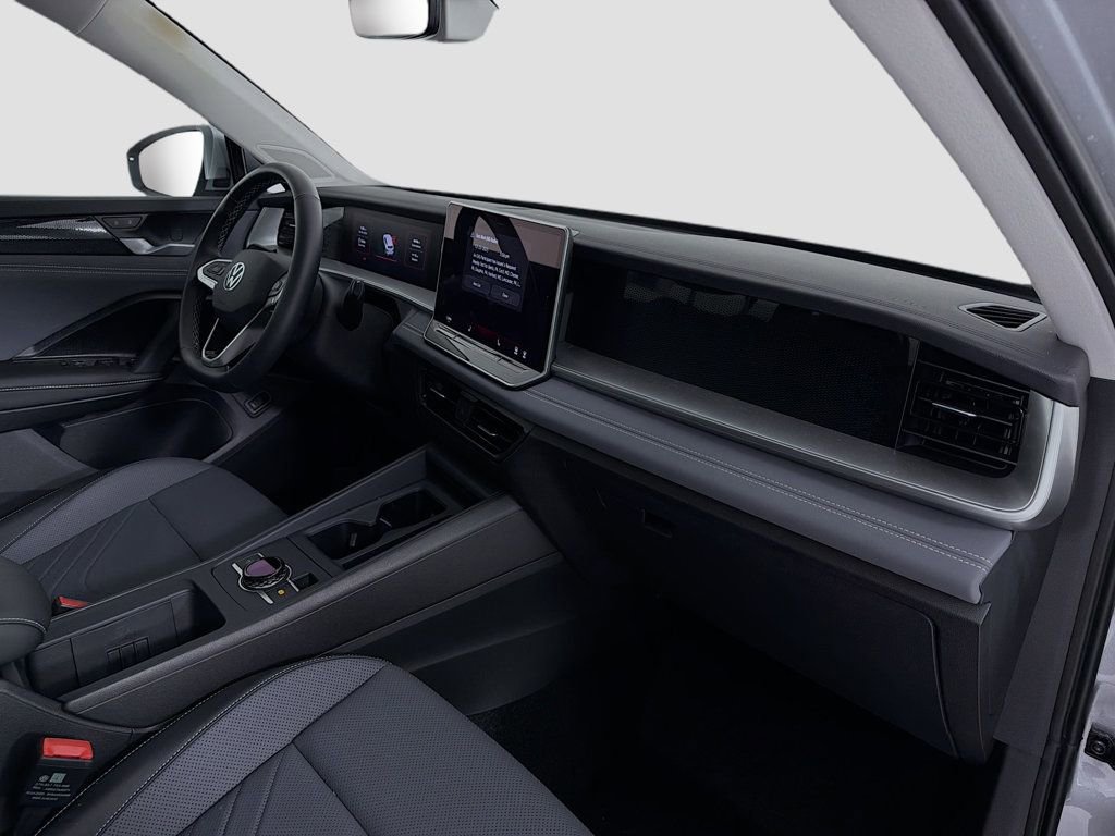 Used 2025 Volkswagen Tiguan SE image 31
