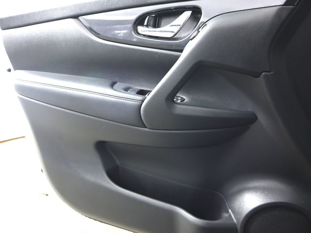 Used 2018 Nissan Rogue SV AWD/4WD image 16