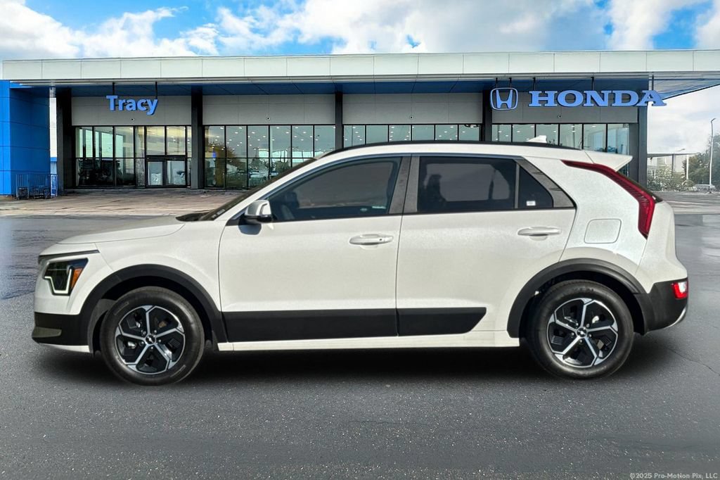 Used 2025 Kia Niro EX FWD image 12