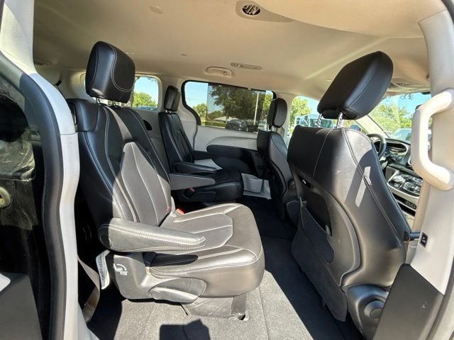 Used 2023 Chrysler Pacifica Touring-L FWD image 11