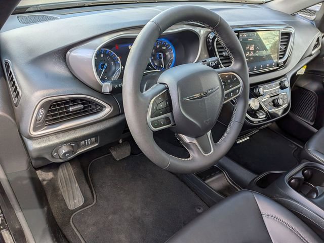 Used 2025 Chrysler Pacifica Select image 11