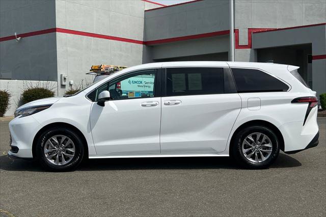 Certified 2022 Toyota Sienna LE AWD/4WD image 9