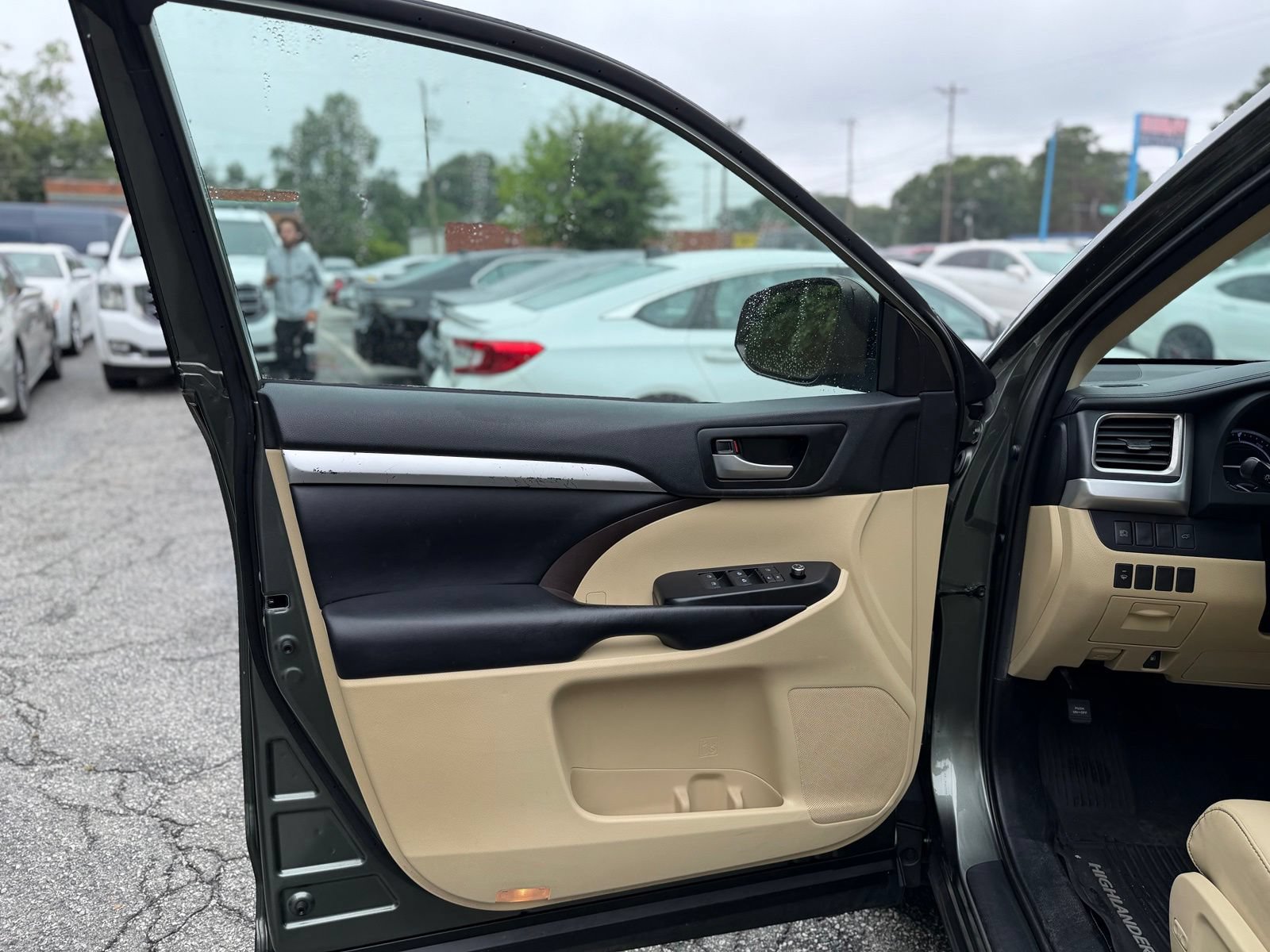 Used 2019 Toyota Highlander XLE AWD/4WD image 12
