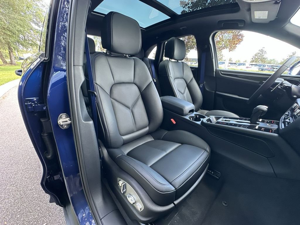 Certified 2025 Porsche Macan image 21