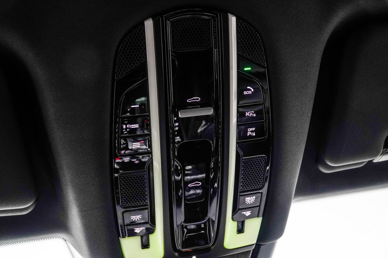 Used 2023 Porsche Cayenne Platinum Edition image 32