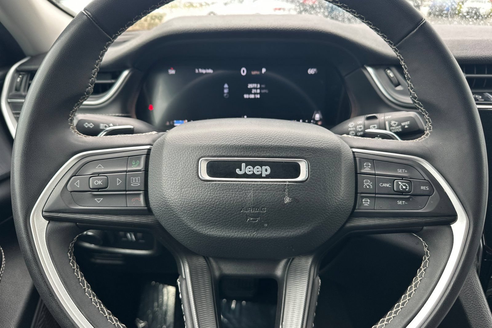 Used 2024 Jeep Grand Cherokee Laredo RWD image 26