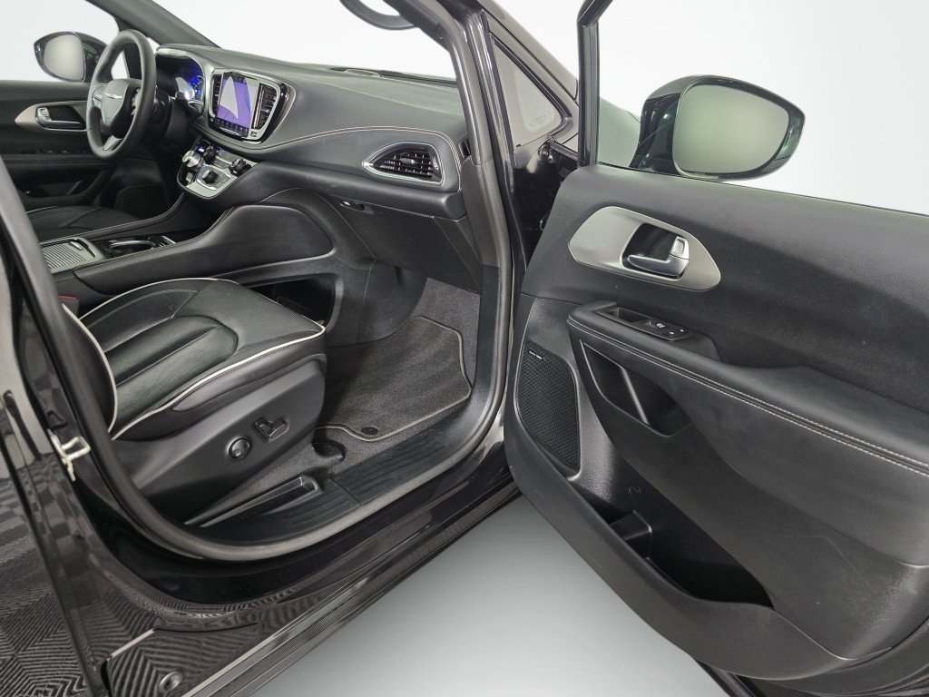 Used 2023 Chrysler Pacifica Limited w/ Uconnect Theater Family Group FWD image 42