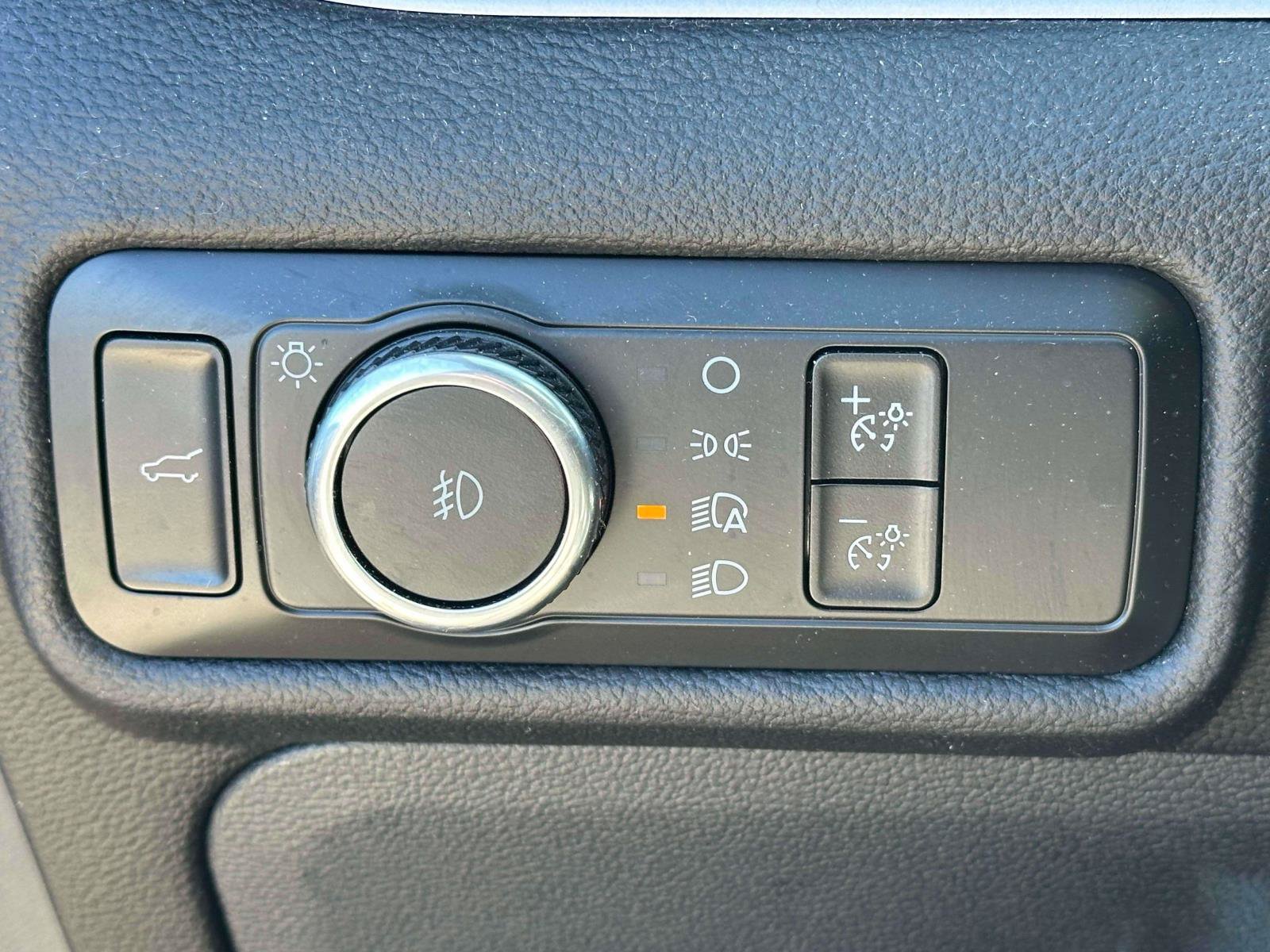 Used 2023 Ford Explorer XLT w/ Equipment Group 202A AWD/4WD image 18