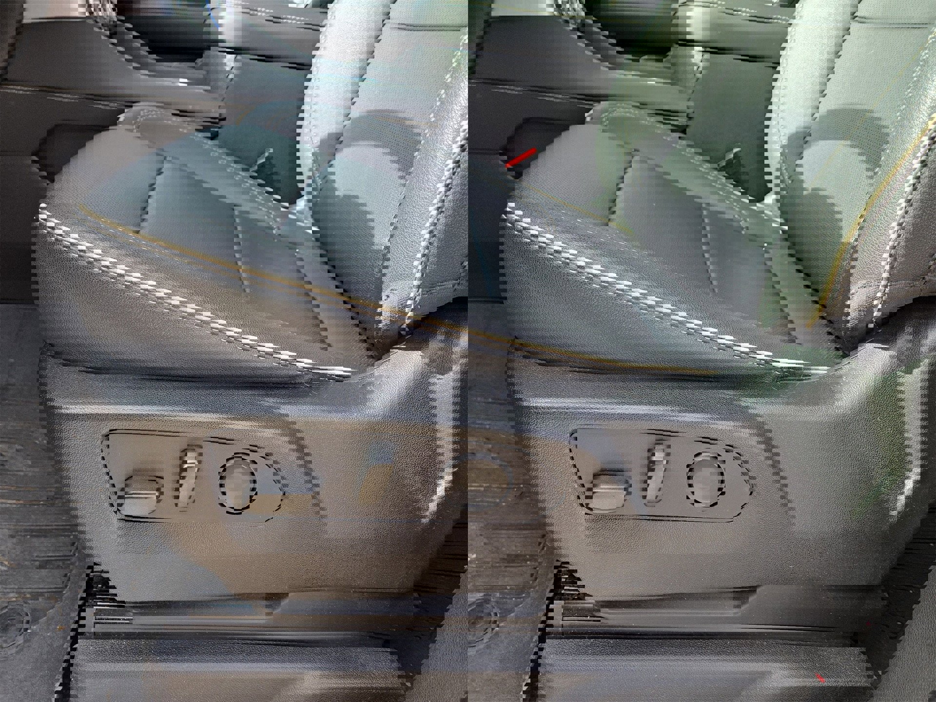 Used 2023 GMC Yukon SLT w/ SLT Premium Package image 17