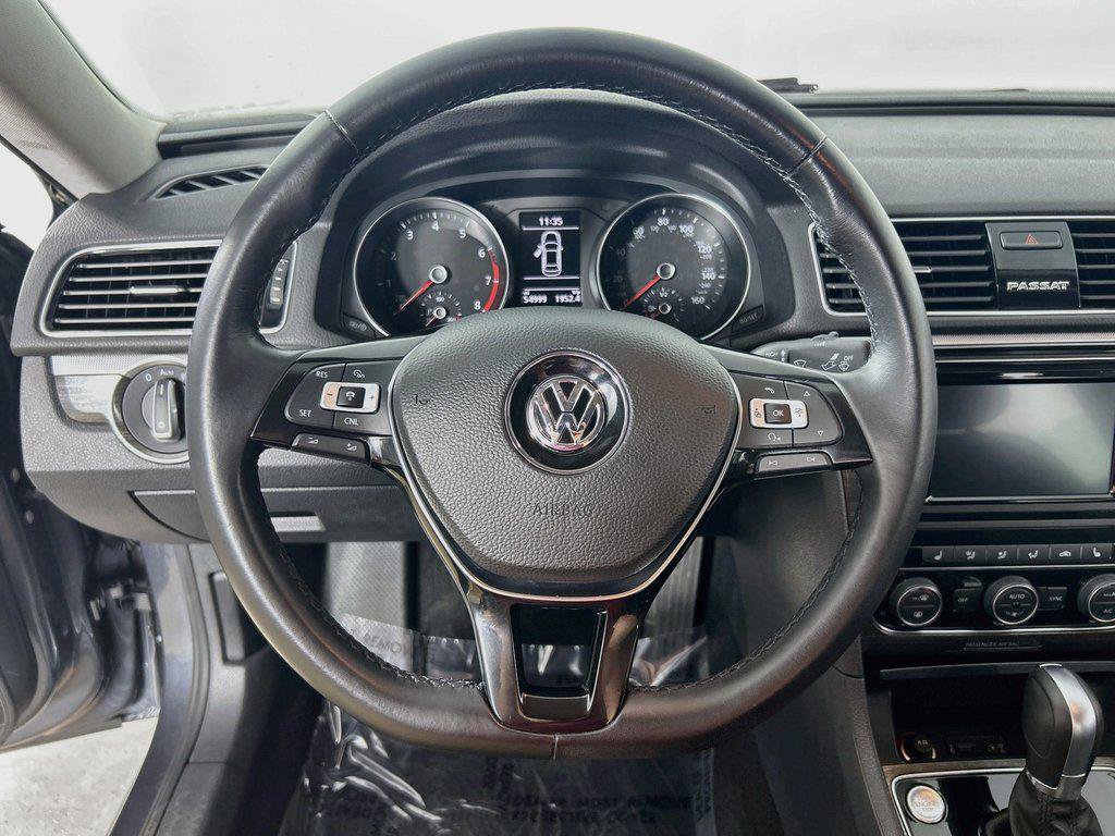 Used 2018 Volkswagen Passat 2.0T SE FWD image 11