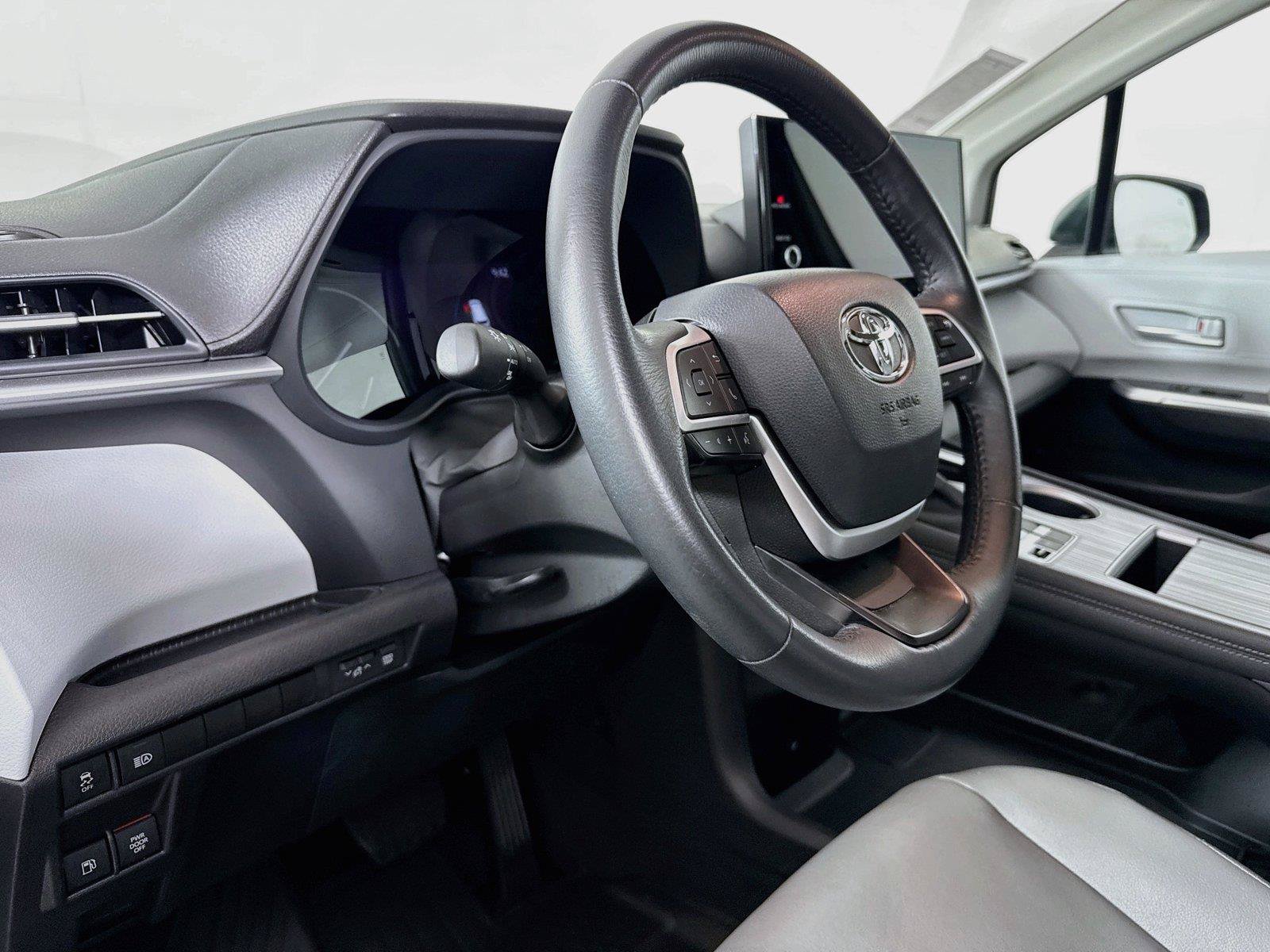 Certified 2025 Toyota Sienna XLE FWD image 4